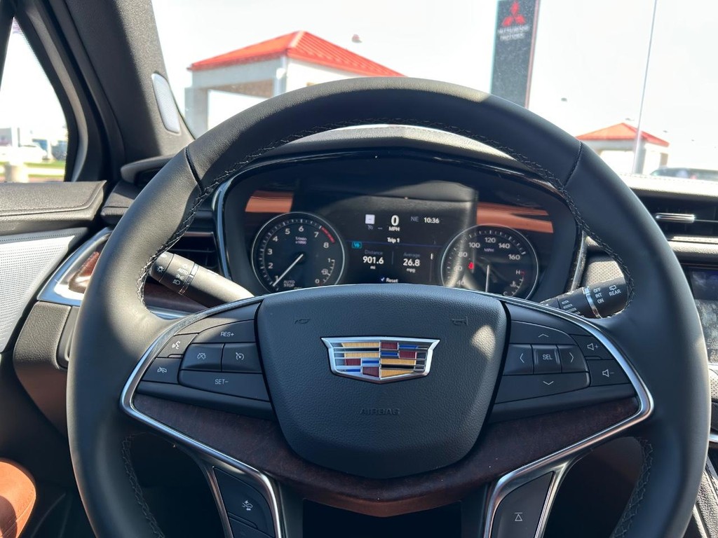 Cadillac XT5 Vehicle Full-screen Gallery Image 15