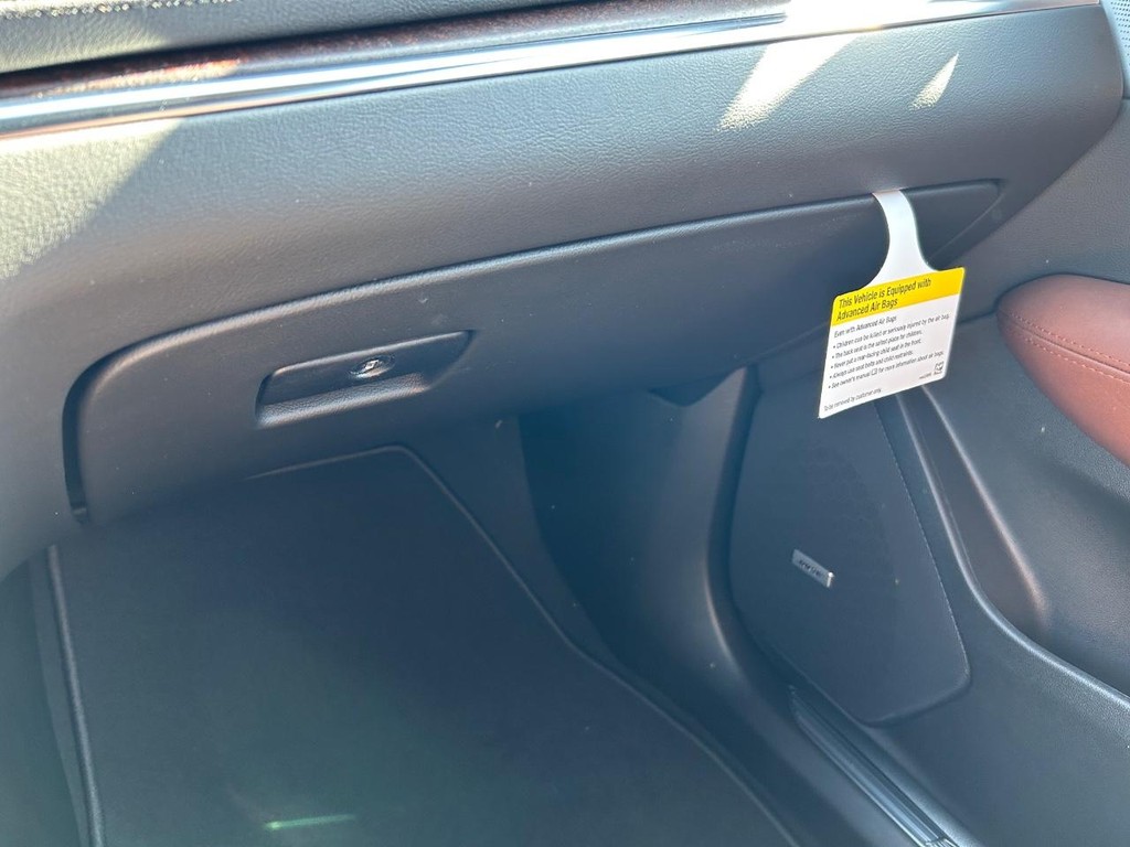 Cadillac XT5 Vehicle Full-screen Gallery Image 21