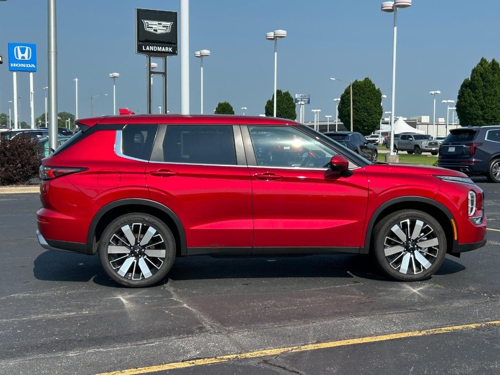 Mitsubishi Outlander Vehicle Full-screen Gallery Image 2