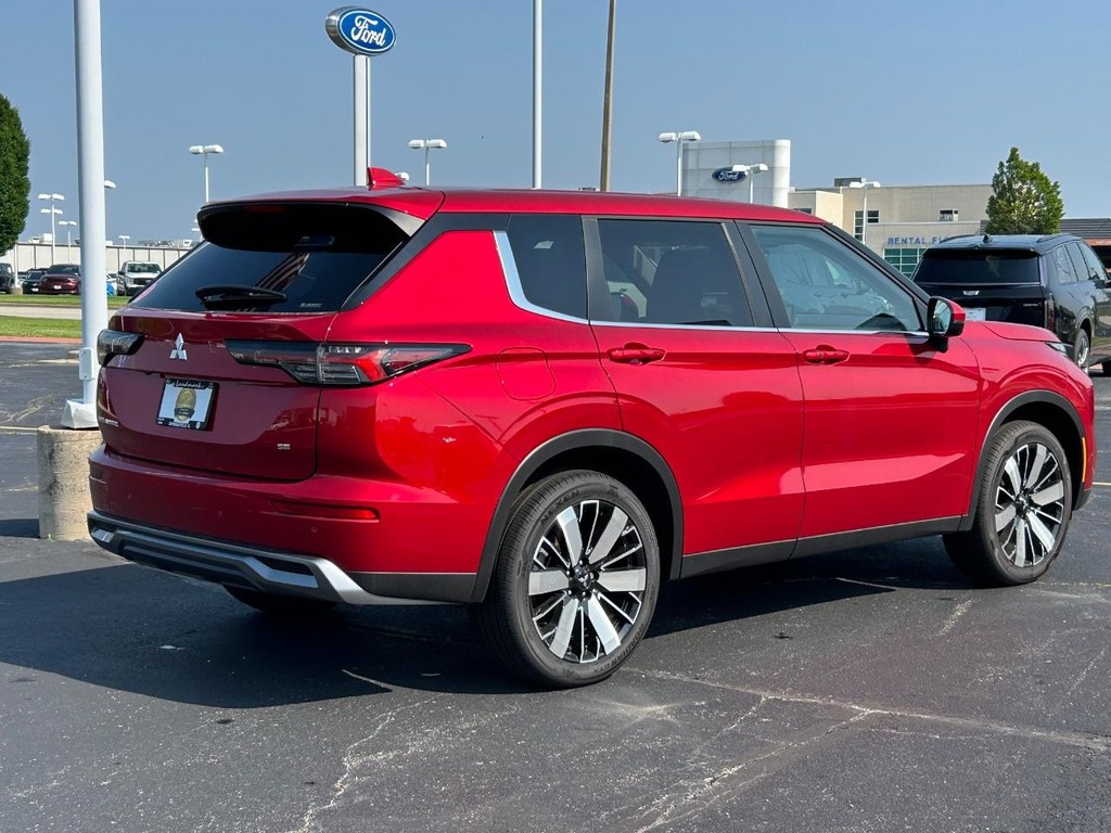 Mitsubishi Outlander Vehicle Full-screen Gallery Image 3