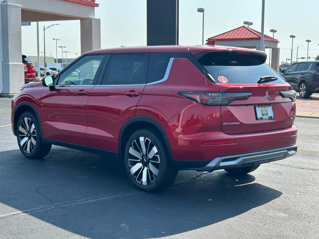 Mitsubishi Outlander Vehicle Full-screen Gallery Image 6