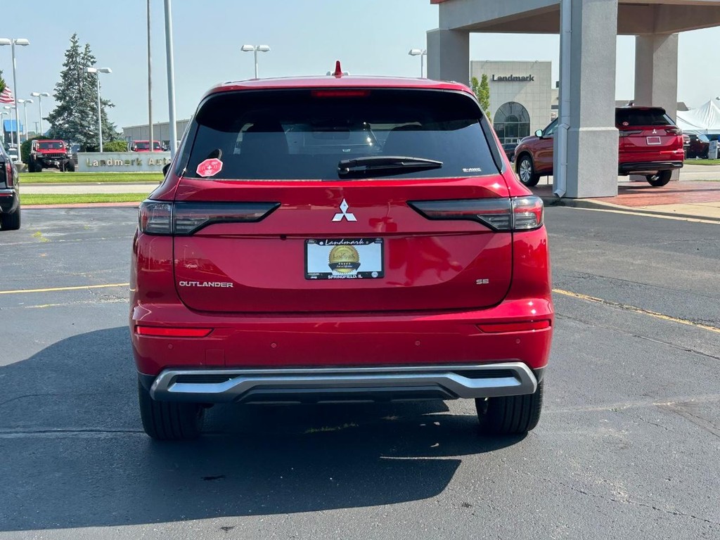 Mitsubishi Outlander Vehicle Full-screen Gallery Image 7