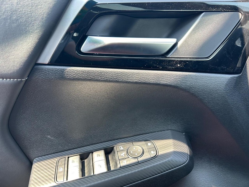 Mitsubishi Outlander Vehicle Full-screen Gallery Image 8