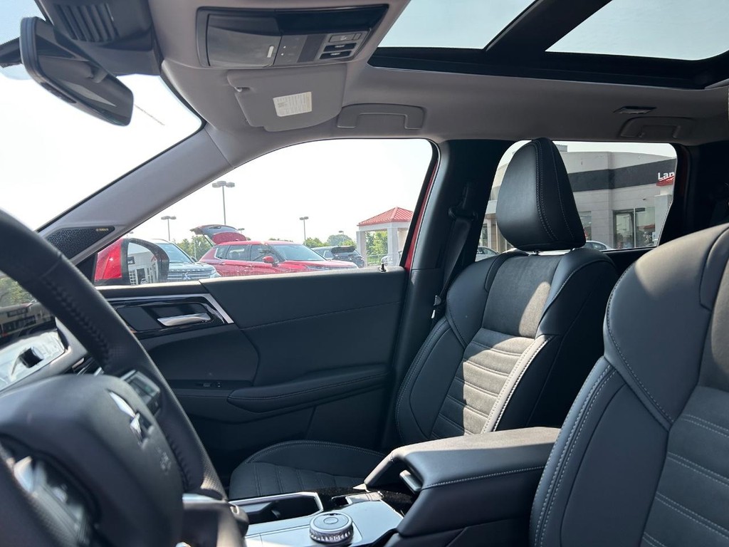 Mitsubishi Outlander Vehicle Full-screen Gallery Image 9