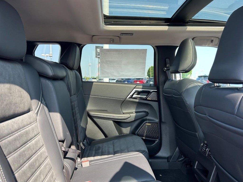 Mitsubishi Outlander Vehicle Full-screen Gallery Image 15