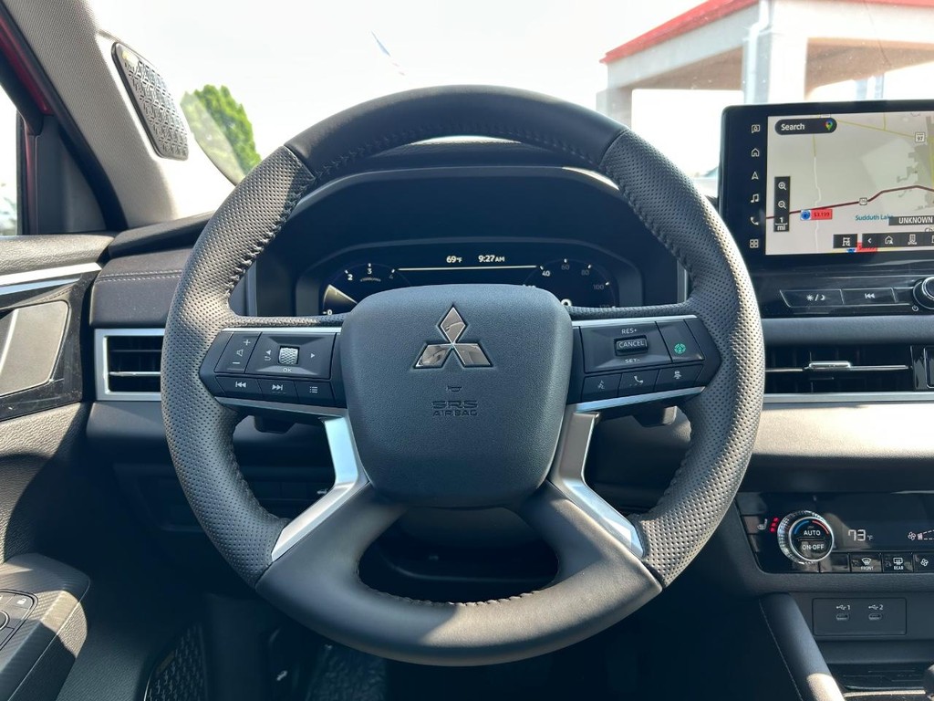 Mitsubishi Outlander Vehicle Full-screen Gallery Image 17