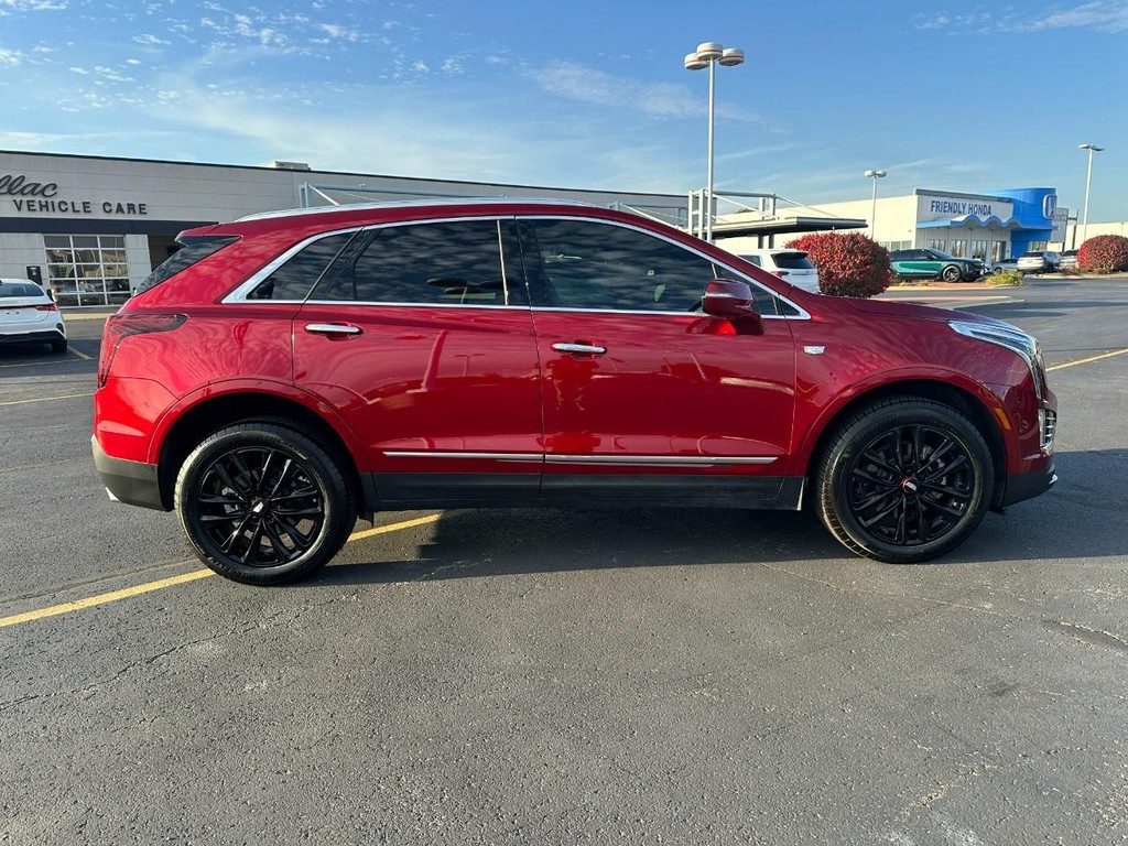 Cadillac XT5 Vehicle Full-screen Gallery Image 2