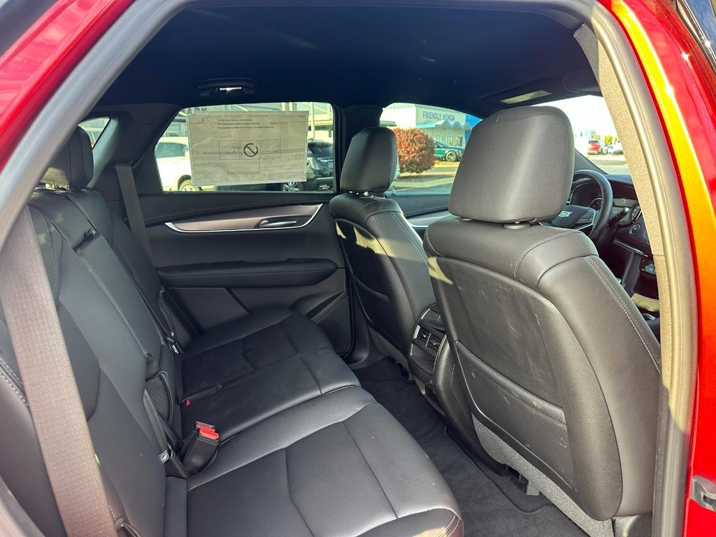 Cadillac XT5 Vehicle Full-screen Gallery Image 4