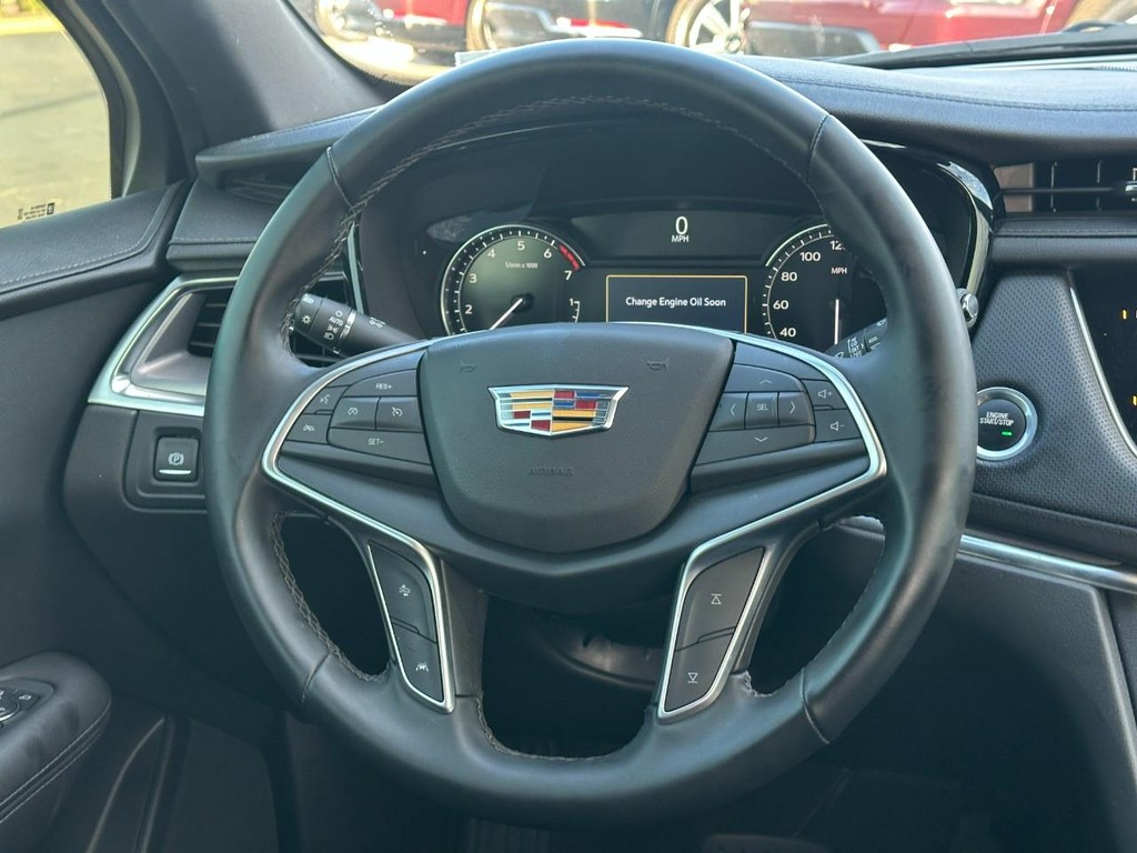 Cadillac XT5 Vehicle Full-screen Gallery Image 6