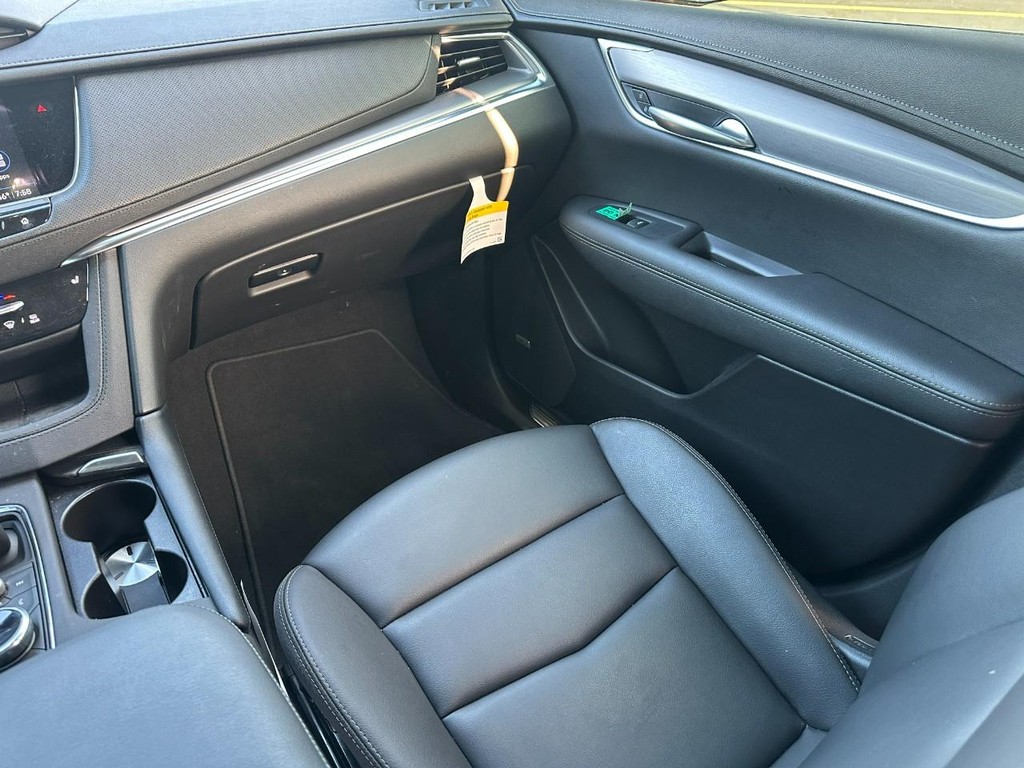 Cadillac XT5 Vehicle Full-screen Gallery Image 9