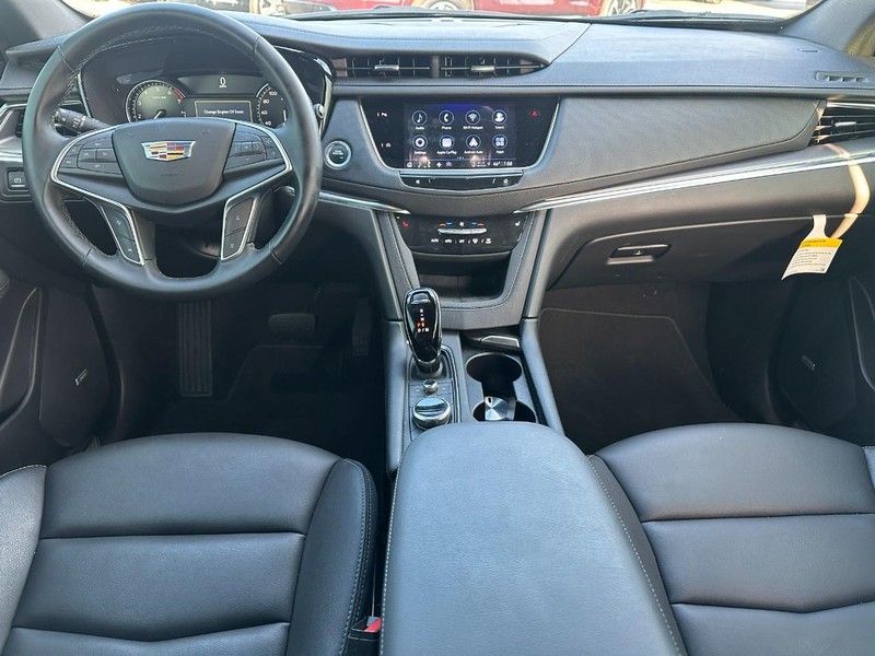 Cadillac XT5 Vehicle Full-screen Gallery Image 5