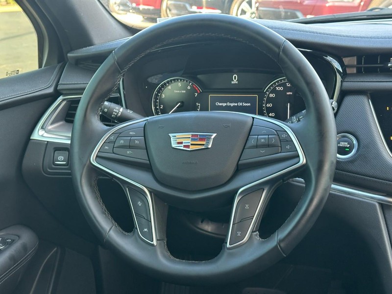 Cadillac XT5 Vehicle Full-screen Gallery Image 6