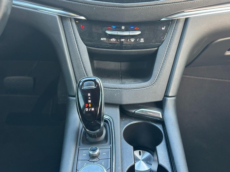 Cadillac XT5 Vehicle Full-screen Gallery Image 8