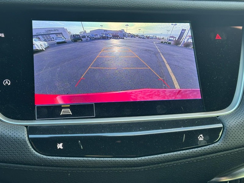 Cadillac XT5 Vehicle Full-screen Gallery Image 14