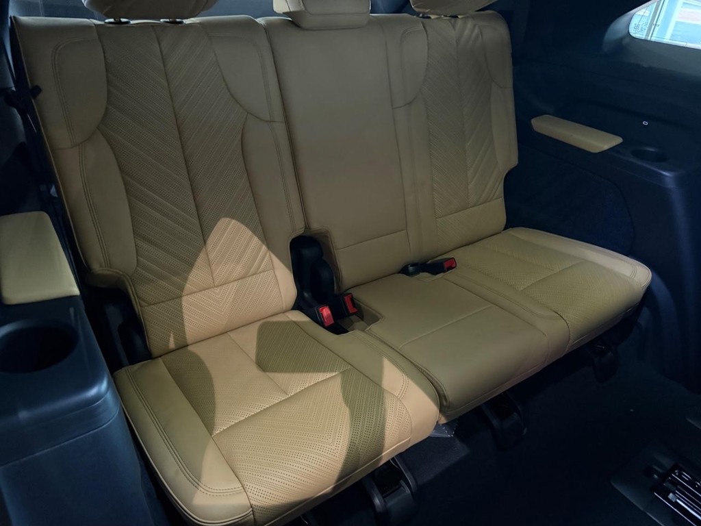 Cadillac Escalade IQ Vehicle Full-screen Gallery Image 7