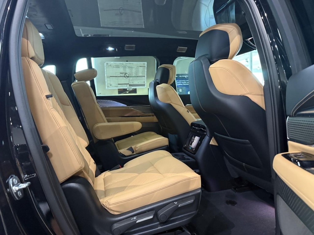Cadillac Escalade IQ Vehicle Full-screen Gallery Image 8