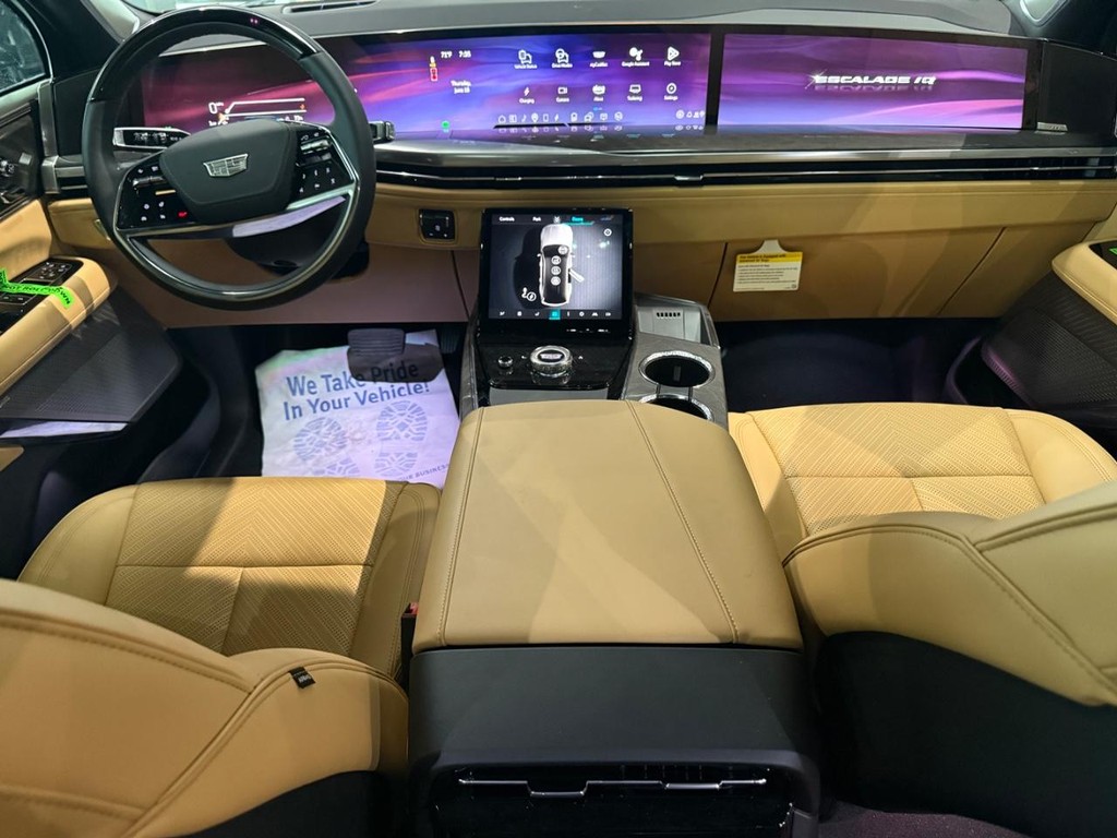Cadillac Escalade IQ Vehicle Full-screen Gallery Image 11