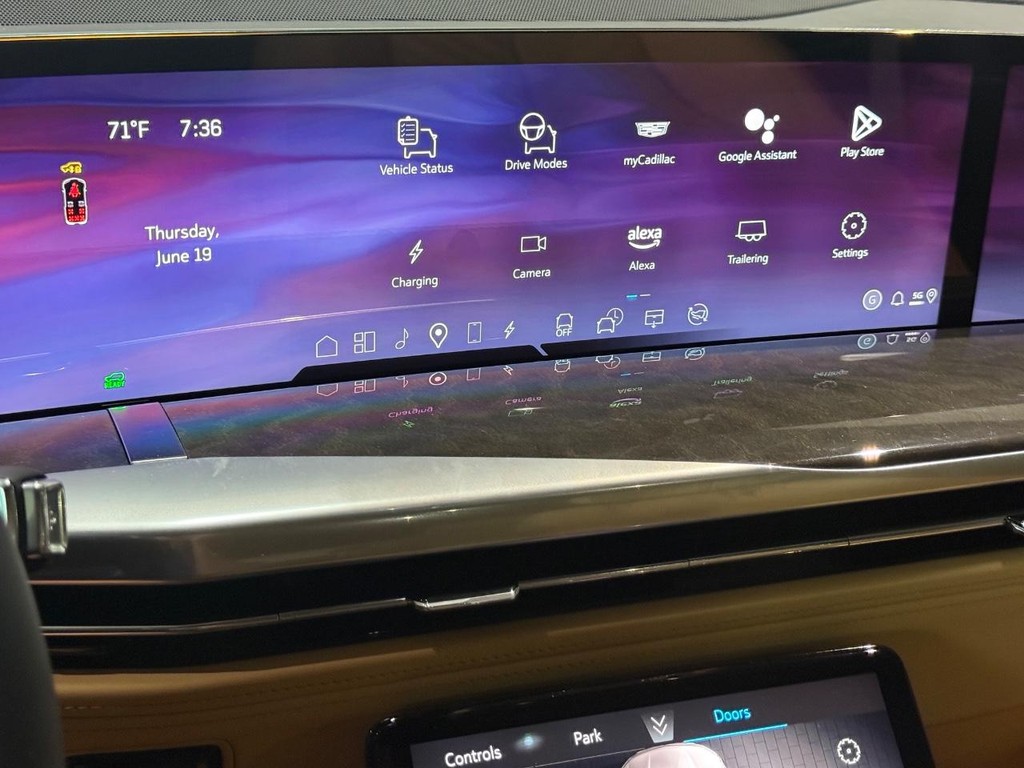 Cadillac Escalade IQ Vehicle Full-screen Gallery Image 15