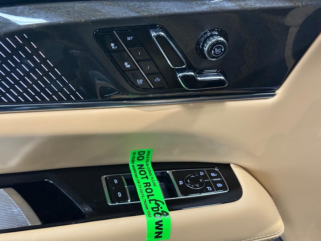 Cadillac Escalade IQ Vehicle Full-screen Gallery Image 21