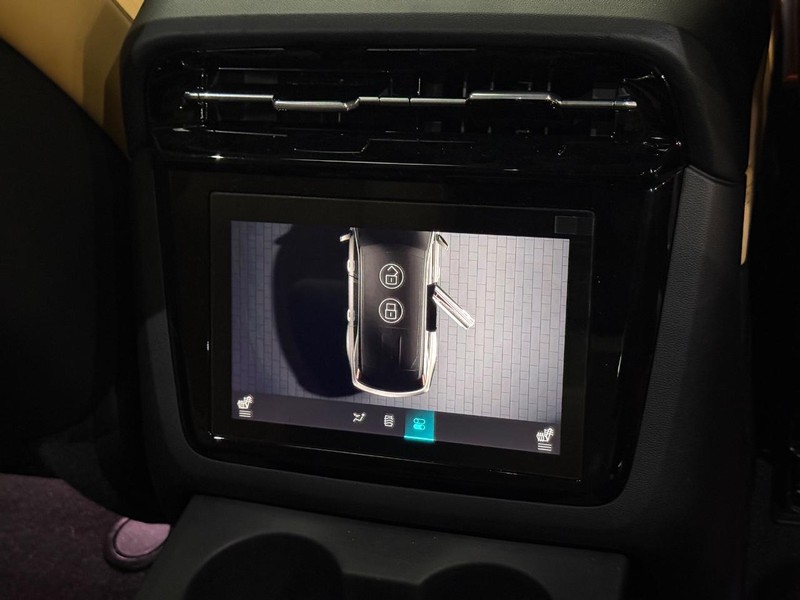 Cadillac Escalade IQ Vehicle Full-screen Gallery Image 10