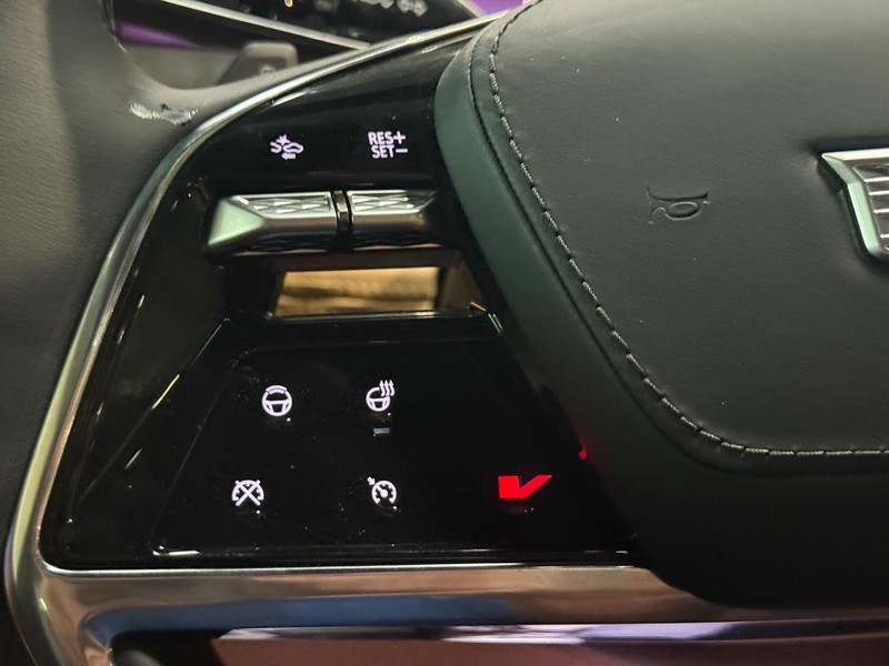 Cadillac Escalade IQ Vehicle Full-screen Gallery Image 13