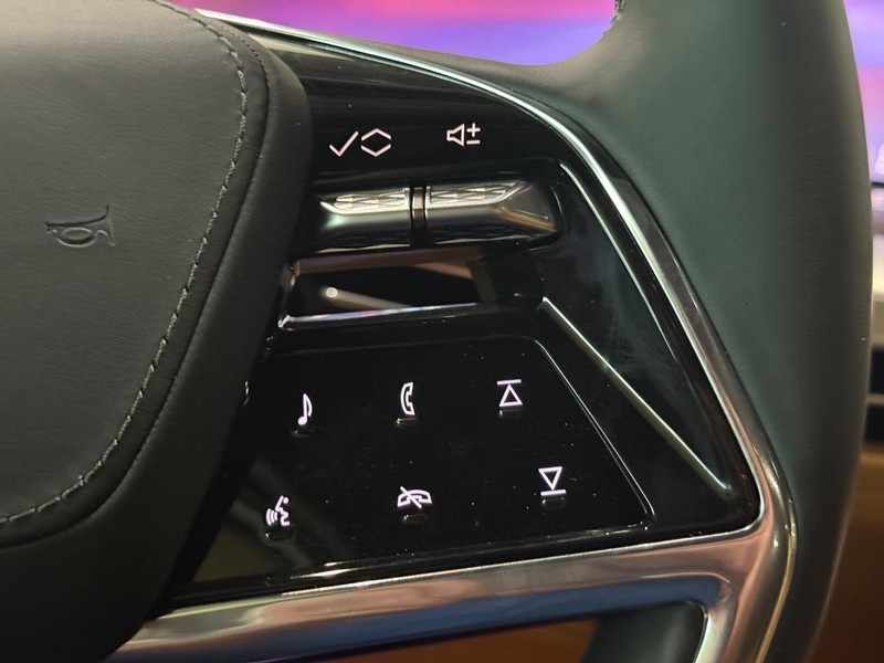 Cadillac Escalade IQ Vehicle Full-screen Gallery Image 14