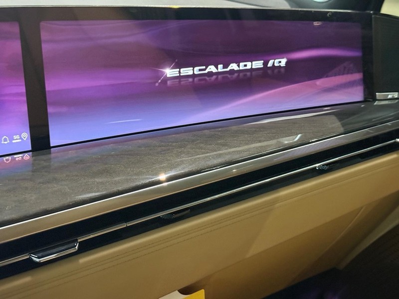 Cadillac Escalade IQ Vehicle Full-screen Gallery Image 16