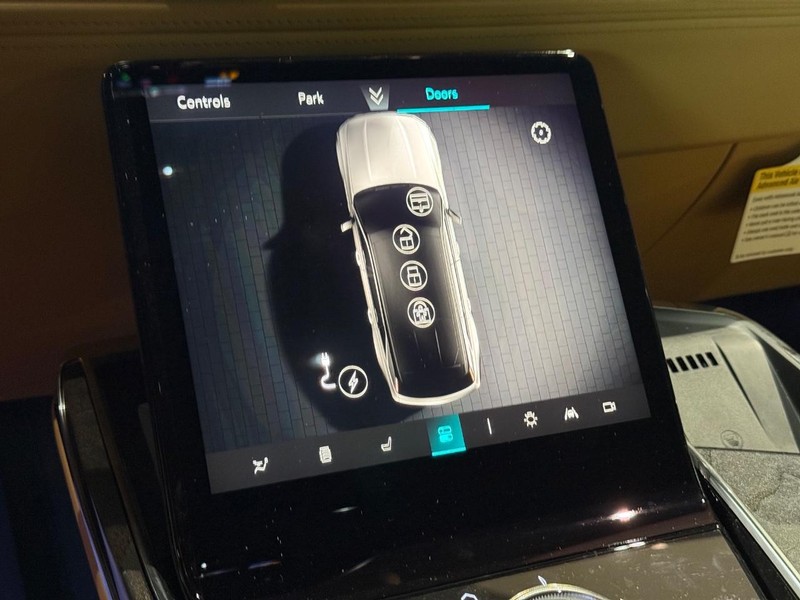 Cadillac Escalade IQ Vehicle Full-screen Gallery Image 17