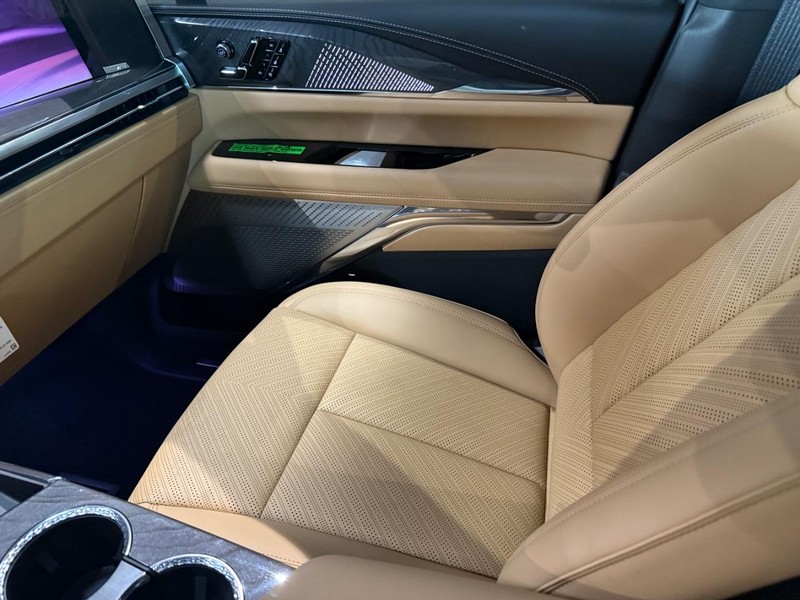 Cadillac Escalade IQ Vehicle Full-screen Gallery Image 19