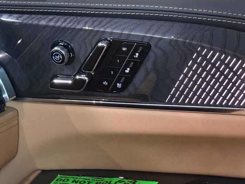 Cadillac Escalade IQ Vehicle Full-screen Gallery Image 20