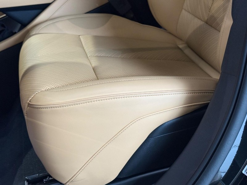 Cadillac Escalade IQ Vehicle Full-screen Gallery Image 22