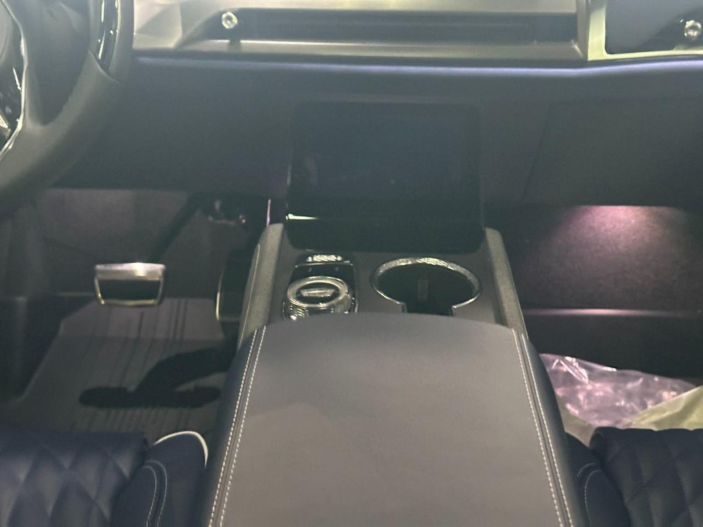 Cadillac VISTIQ Vehicle Full-screen Gallery Image 8