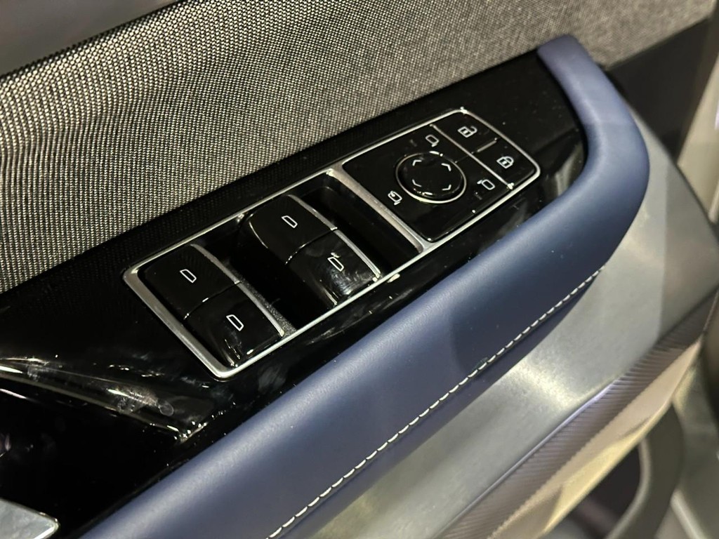 Cadillac VISTIQ Vehicle Full-screen Gallery Image 9