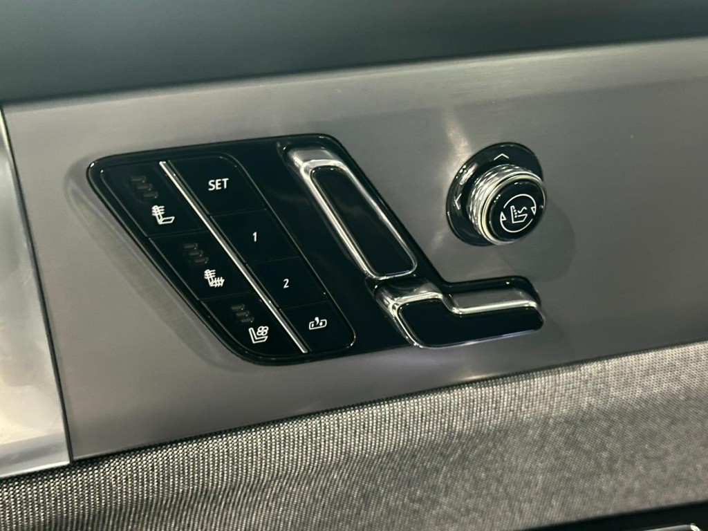 Cadillac VISTIQ Vehicle Full-screen Gallery Image 10