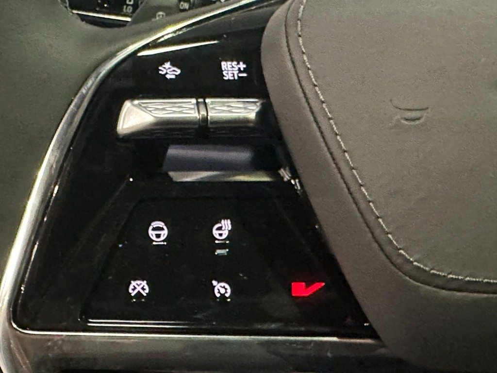 Cadillac VISTIQ Vehicle Full-screen Gallery Image 11