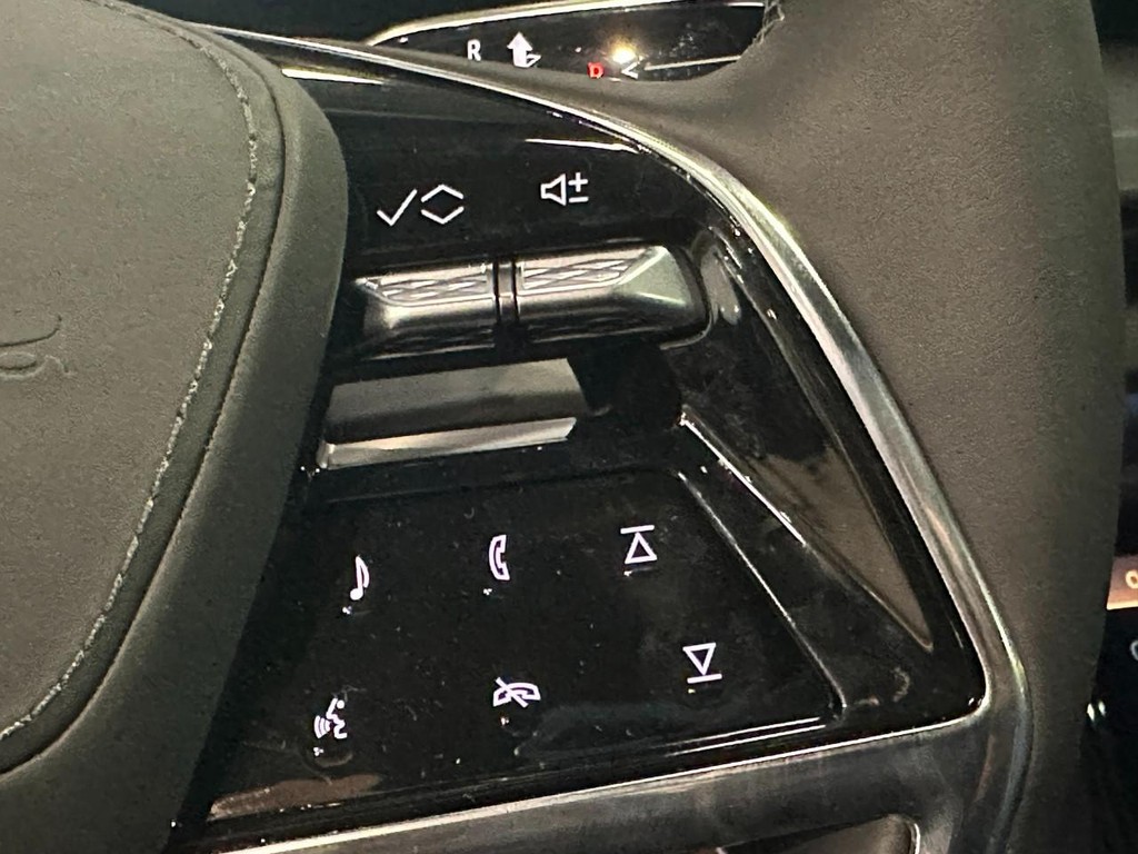 Cadillac VISTIQ Vehicle Full-screen Gallery Image 12