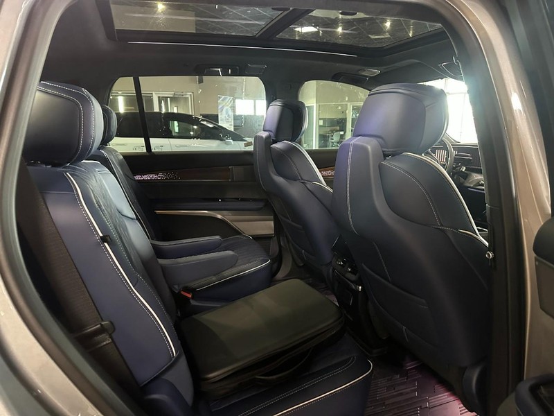 Cadillac VISTIQ Vehicle Full-screen Gallery Image 4