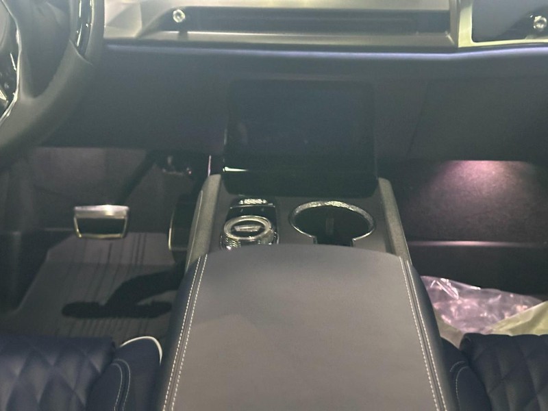 Cadillac VISTIQ Vehicle Full-screen Gallery Image 8