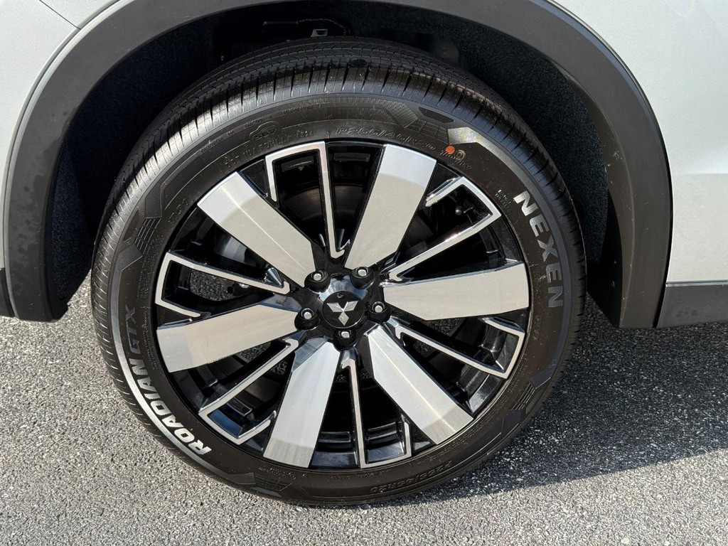 Mitsubishi Outlander Vehicle Full-screen Gallery Image 4