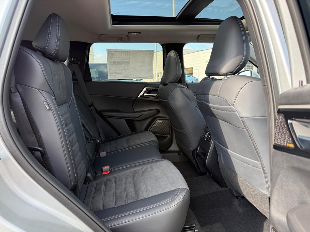 Mitsubishi Outlander Vehicle Full-screen Gallery Image 5