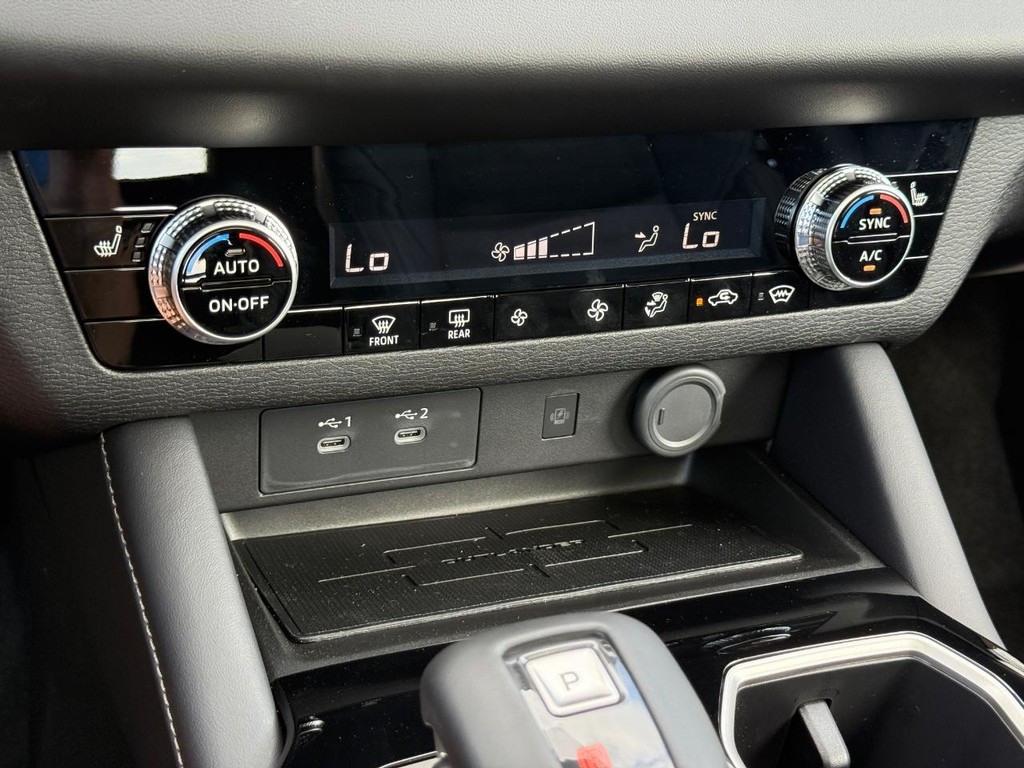 Mitsubishi Outlander Vehicle Full-screen Gallery Image 14