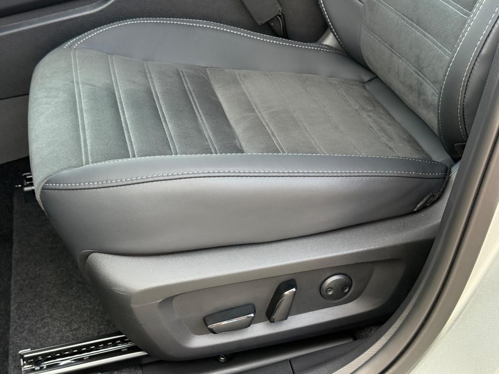 Mitsubishi Outlander Vehicle Full-screen Gallery Image 19