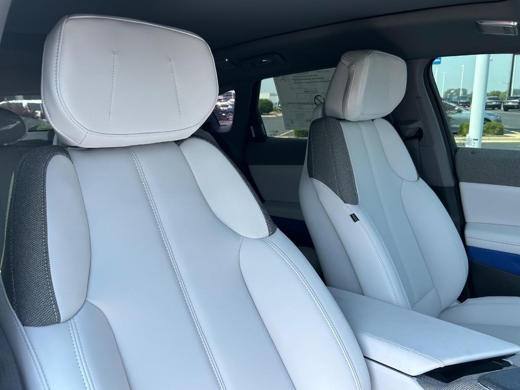 Cadillac OPTIQ Vehicle Full-screen Gallery Image 19