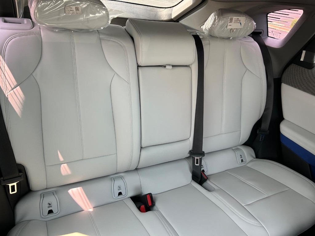 Cadillac OPTIQ Vehicle Full-screen Gallery Image 20