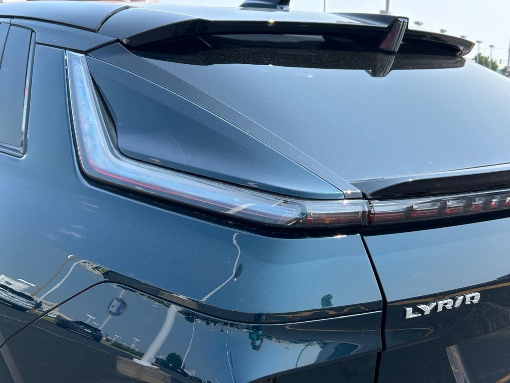 Cadillac LYRIQ Vehicle Full-screen Gallery Image 11