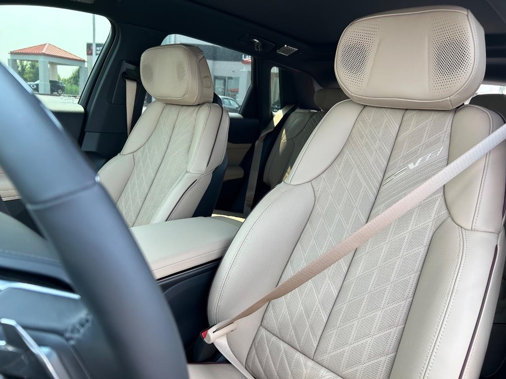 Cadillac LYRIQ Vehicle Full-screen Gallery Image 17