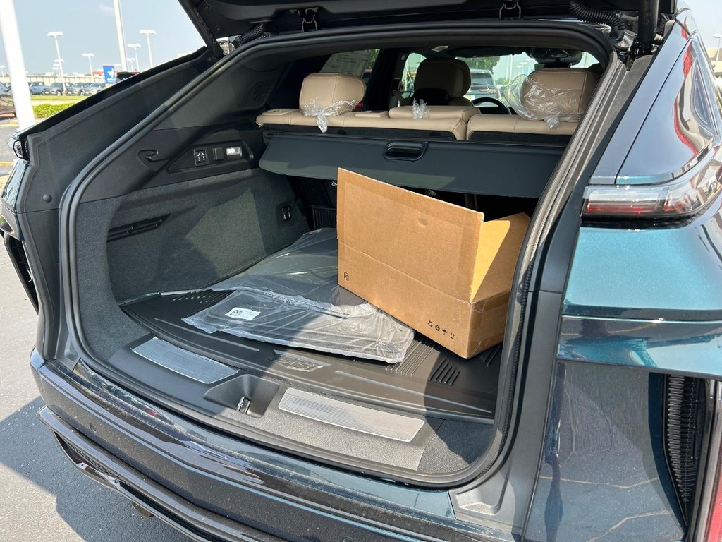 Cadillac LYRIQ Vehicle Full-screen Gallery Image 22