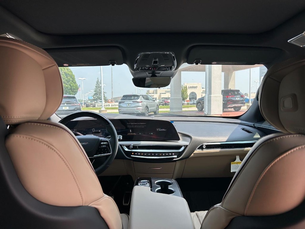 Cadillac LYRIQ Vehicle Full-screen Gallery Image 23