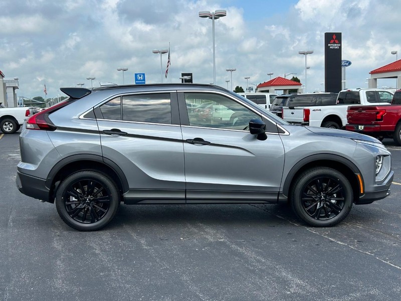 Mitsubishi Eclipse Cross Vehicle Full-screen Gallery Image 2