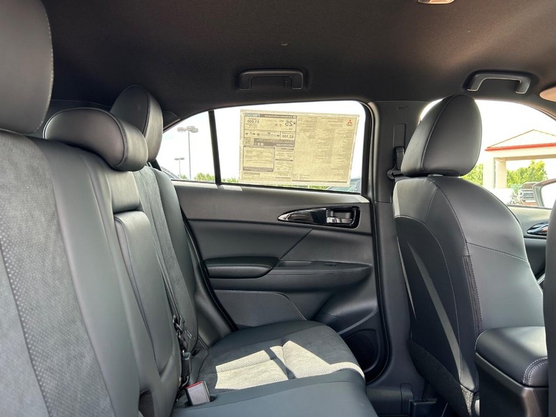 Mitsubishi Eclipse Cross Vehicle Full-screen Gallery Image 12